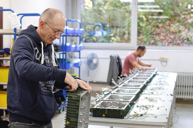 Serienfertigung und Montage elektronischer Geräte