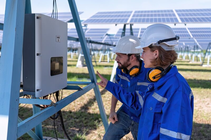 Wartung eines Wechselrichters von Solaranlage