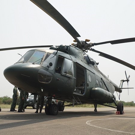Hubschrauber mit Militärelektronik