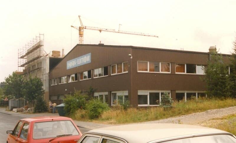 Erstes Firmengebäude 1981, heute Elektronikfertigung