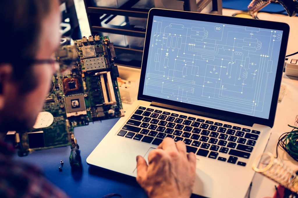 Entwicklungsingenieur mit elektronischem Schaltplan