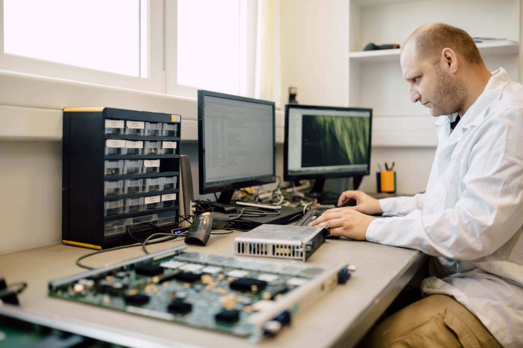 Qualitätsprüfer für Elektronik