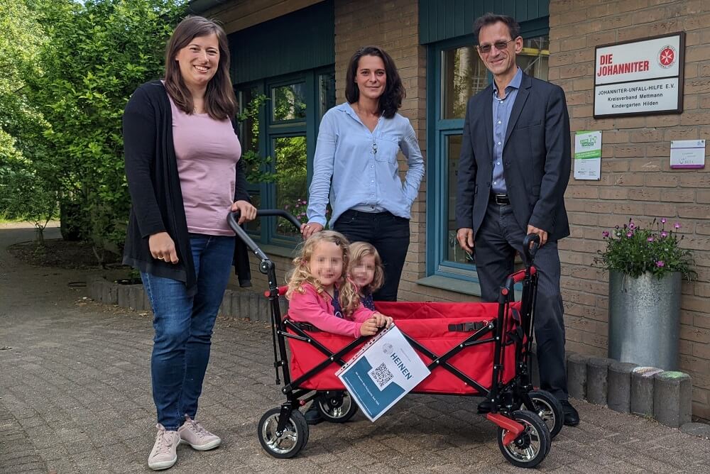 Übergabe des Bollerwagens an die Kindertageseinrichtung Hilden