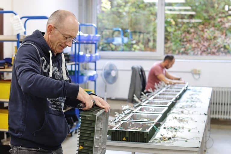 Serienfertigung und Montage elektronischer Geräte