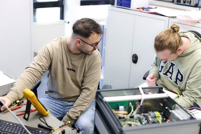 Qualitätssicherung und Prüfung der elektronischen Komponenten