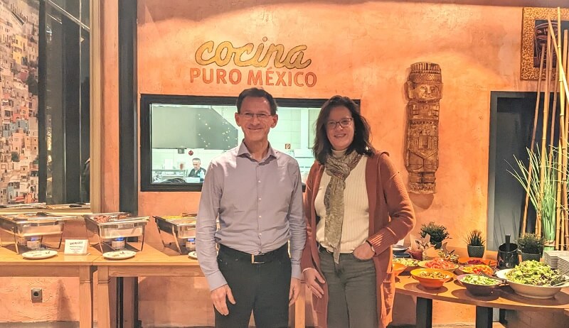 Geschäftsleitung vor dem Buffet