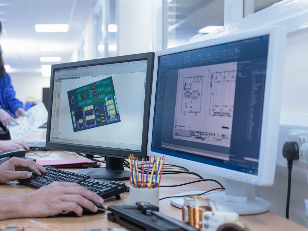 Elektronikentwickler arbeitet mit CAD