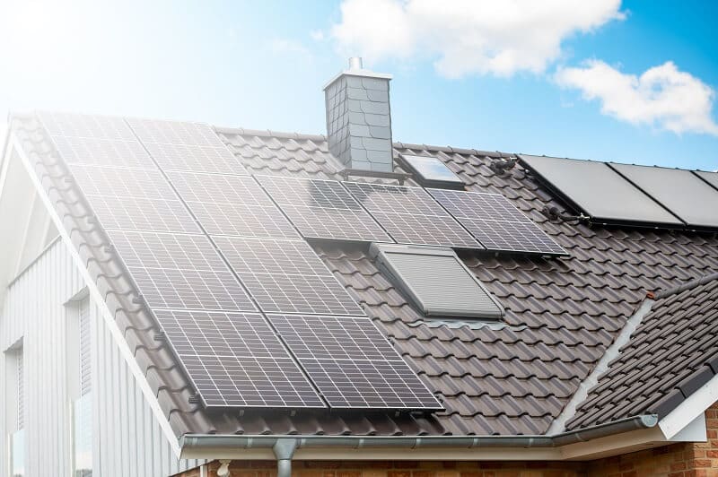 Anwendung von Leistungselektronik bei Solarpanels auf dem Hausdach