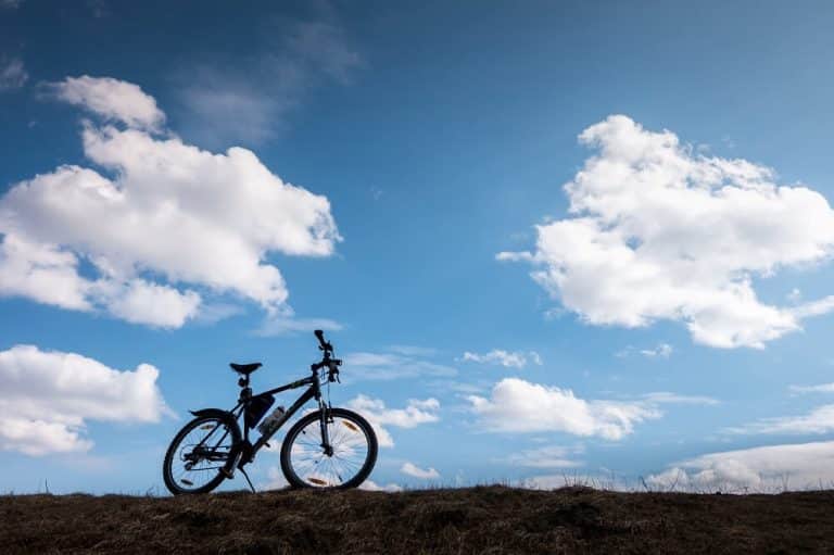 Fahrrad vor blauem Himmel