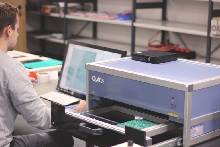 Qualitätsprüfung auf neuem Inspektionssystem von HEINEN Elektronik