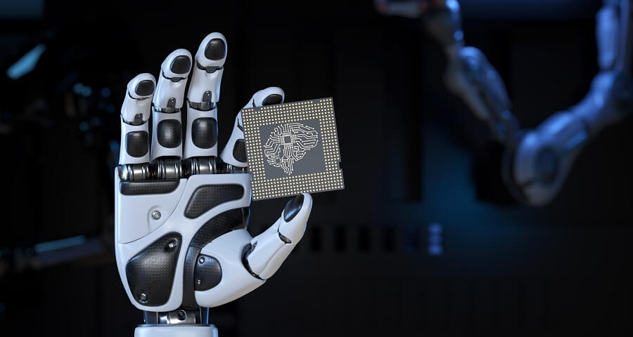 Robotorarm hält Mikrochip