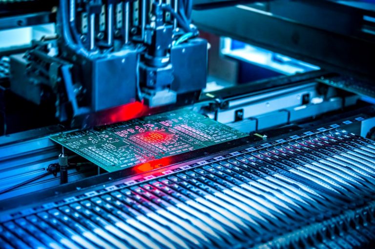 Moderne Platinenbestückung eines EMS-Dienstleisters