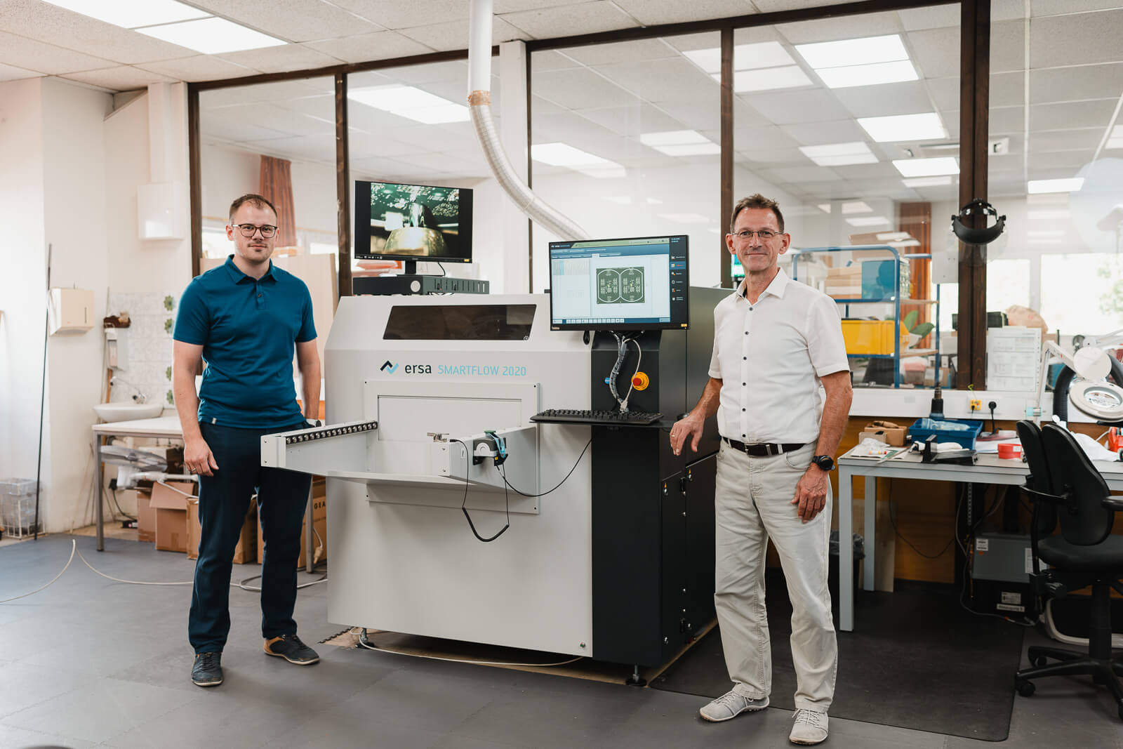 Geschäftsführer mit der neuen Selektivlötanlage von HEINEN Elektronik